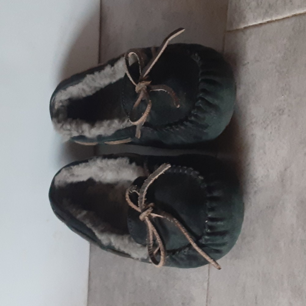 UGG  slipper  size  8 women